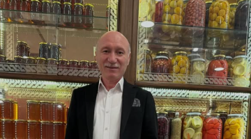 ASIRLIK LEZZETİN GÜLEN YÜZÜ: HACI ABDULLAH LOKANTASI’NDA TURGUT GÜLEN İMZALI MİSAFİRPERVERLİK